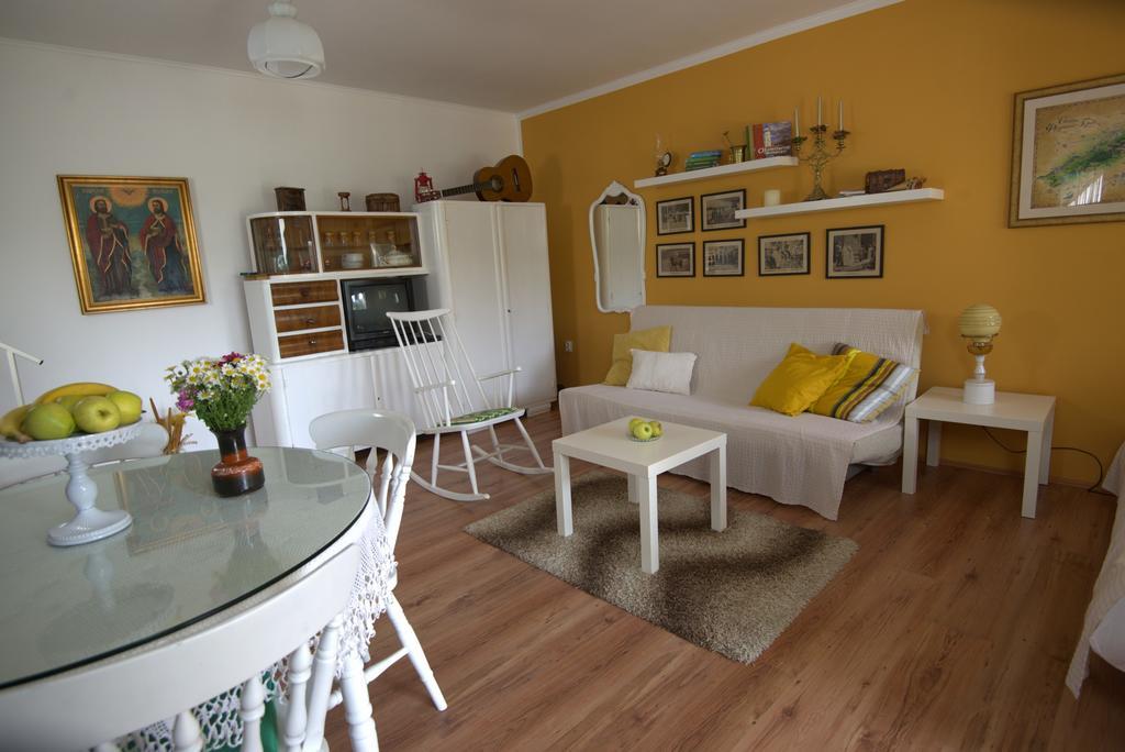 Apartment Honey And Milk Vrdnik Exterior foto